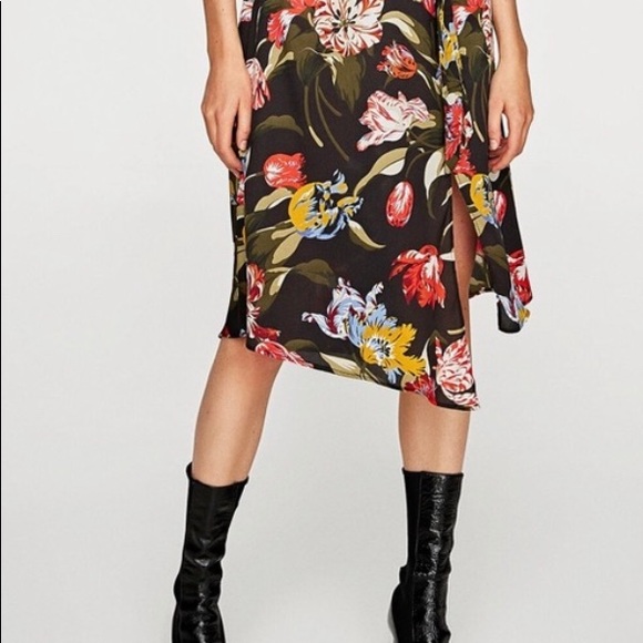 ZARA Floral Offset Slit Skirt. - Picture 3 of 12